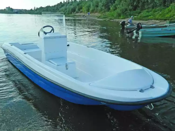Стеклопластиковая лодка Пингвин с консолью (тримаран) в Новоуральске