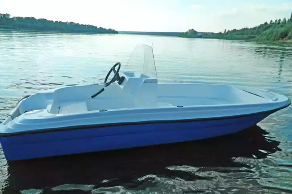Стеклопластиковая лодка Пингвин с консолью (тримаран) в Новоуральске